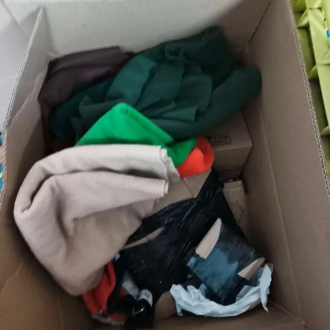 BOX OF APPROXIMATELY 15 ASSORTED ITEMS TO INCLUDE: 50 FT T HOSE GARDEN HOSE