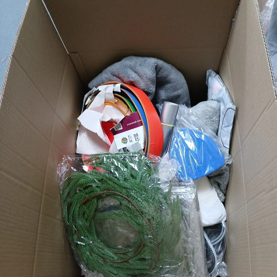 BOX OF APPROXIMATELY 15 ASSORTED HOUSEHOLD ITEMS INCLUDING SQUARE PEN POT , BEE PLACEMATS AND SUPER VALUE WOOL 