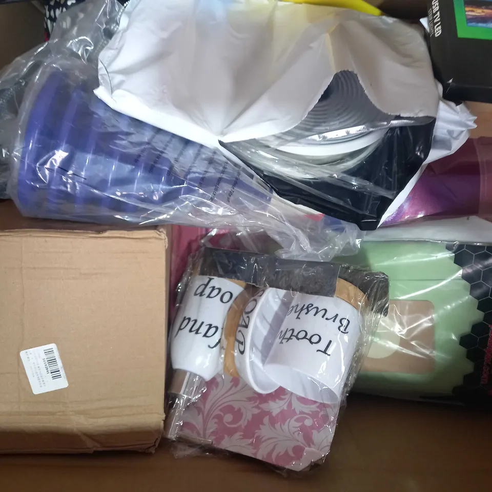 BOX OF APPROXIMATELY 15 ASSORTED HOUSEHOLD ITEMS TO INCLUDE EVERFLEX CONTRACT 125 ONE HOUR CAULK, HOTHANDS HAND WARMERS, ETC