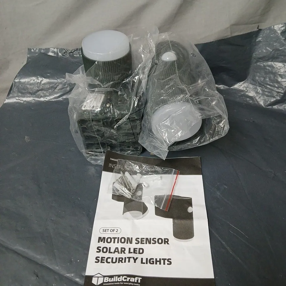 BUILDCRAFT MOTION SENSOR SOLAR LED SECURITY LIGHTS WITH INSTRUCTIONS BOXED