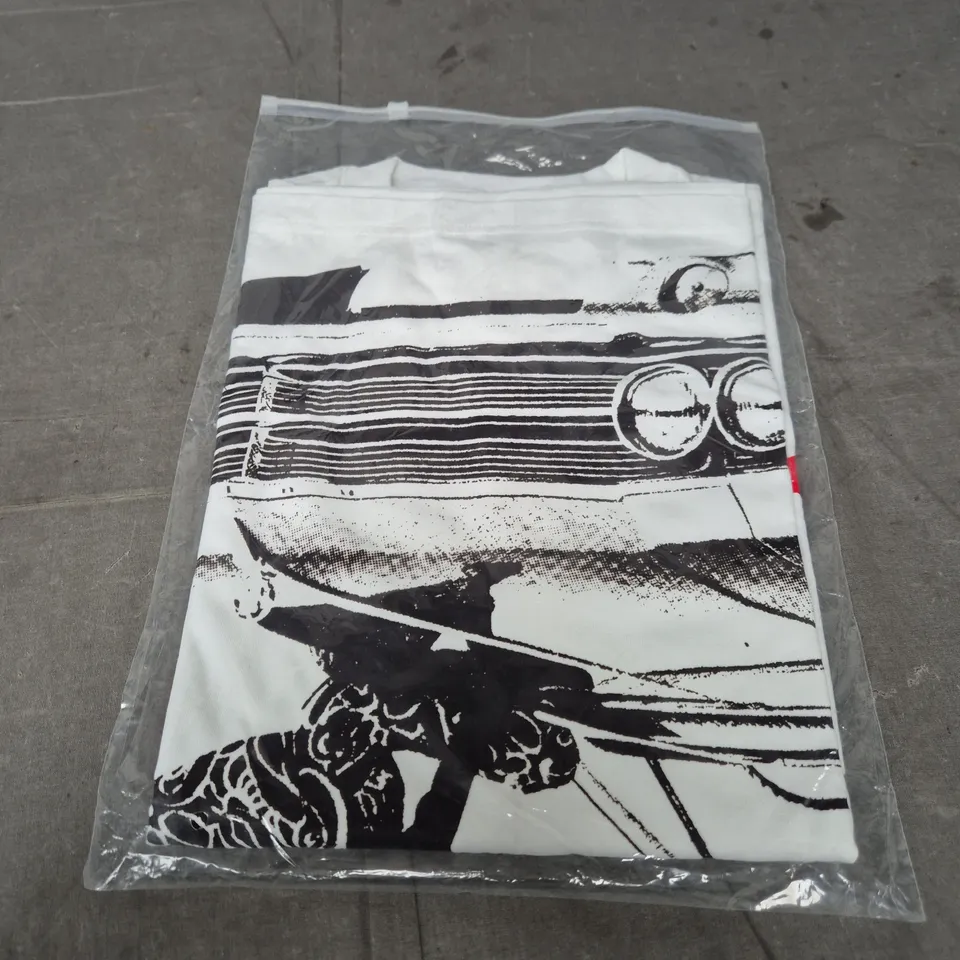 STÜSSY GRAPHIC T‑SHIRT – WHITE WITH NYC/LONDON PARIS MOTIF SIZE M 