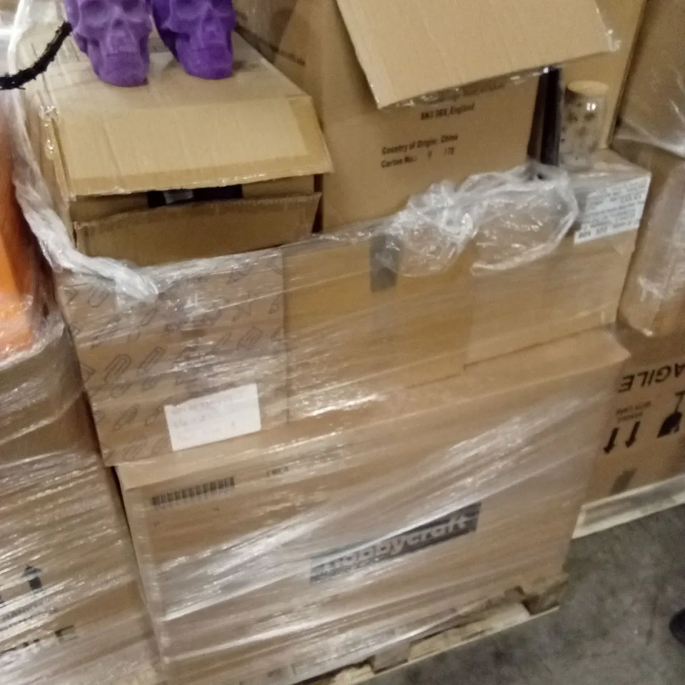 PALLET CONTAINING A LARGE ASSORTMENT OF BRAND NEW HALLOWEEN GOODS AND PRODUCTS TO INCLUDE; CERAMIC SKULLS, PLUSH PUMPKINS, HALLOWEEN JARS WITH STRAWS
