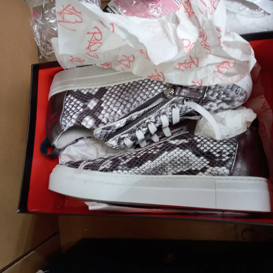 5 ASSORTED PAIRS OF SHOES