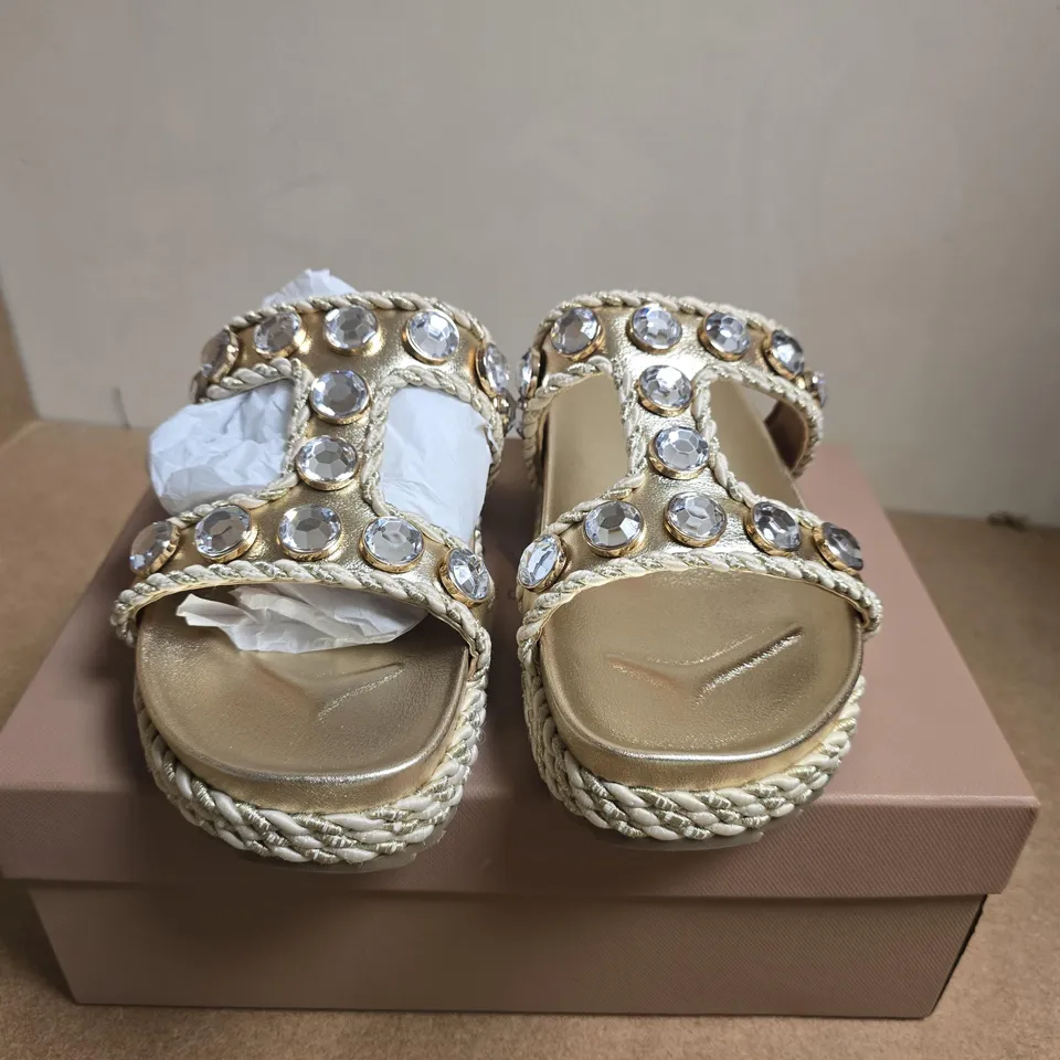 BOXED PAIR OF CARVELA SORELLA FLATFORM GOLD SANDALS – UK 8 