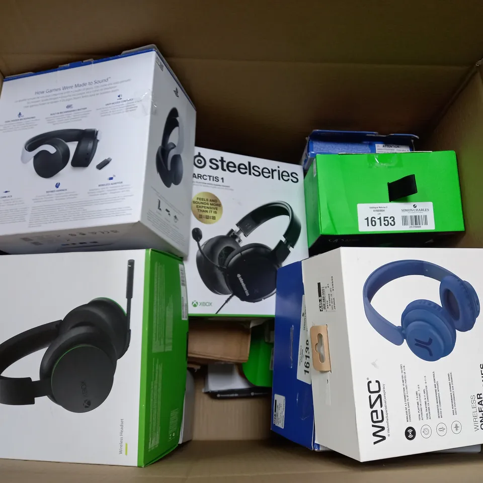 BOX OF APPROX 15 ASSORTED ITEMS TO INCLUDE -  STEELSERIES ARCTIS NOVA 1 - PLAYSTATION PULSE 3D - XBOX WIRELESS HEADSET ECT