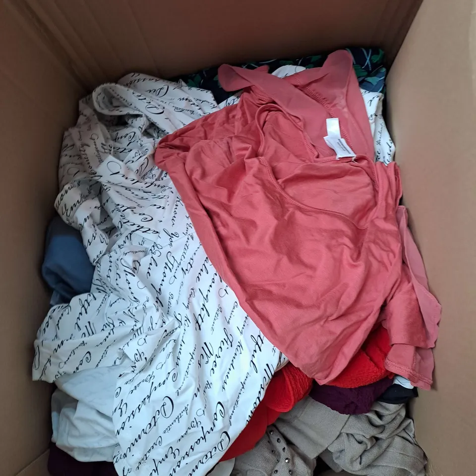 BOX OF APPROX 20 ASSORTED CLOTHING ITEMS TO INCLUDE - JUMPERS, TOPS, VESTS ETC