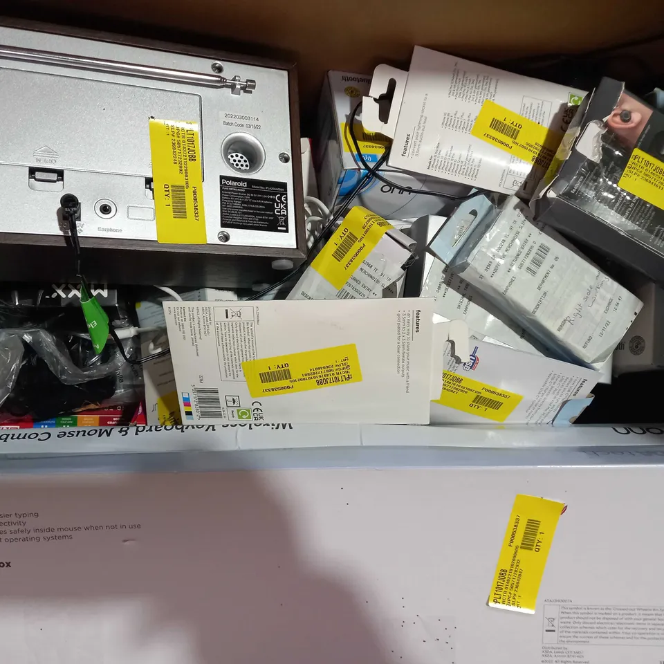 BOX OF APPROXIMATELY 20 ASSORED ELECTRICAL ITEMS TO INCLUDE BLACKWEB HDMI CABLE, ASDA TECH FM ALARM CLOCK, ONN PORTABLE BLUETOOTH SPEAKER, ETC