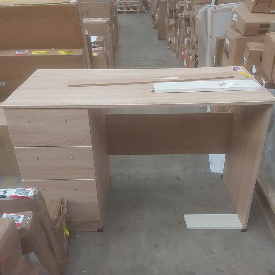 FULLY ASSEMBLED CHESLER DESK 