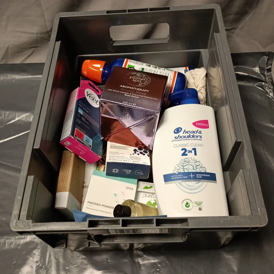 APPROXIMATELY 20 ASSORTED COSMETIC ITEMS INCLUDING  HEAD AND SHOULDERS 2 IN 1, ISO CLEAN BRUSH SOAP, PLANET SPA AROMATHERAPY BODY BUTTER, HEALTHY GUMS ORAL RINSE ETC