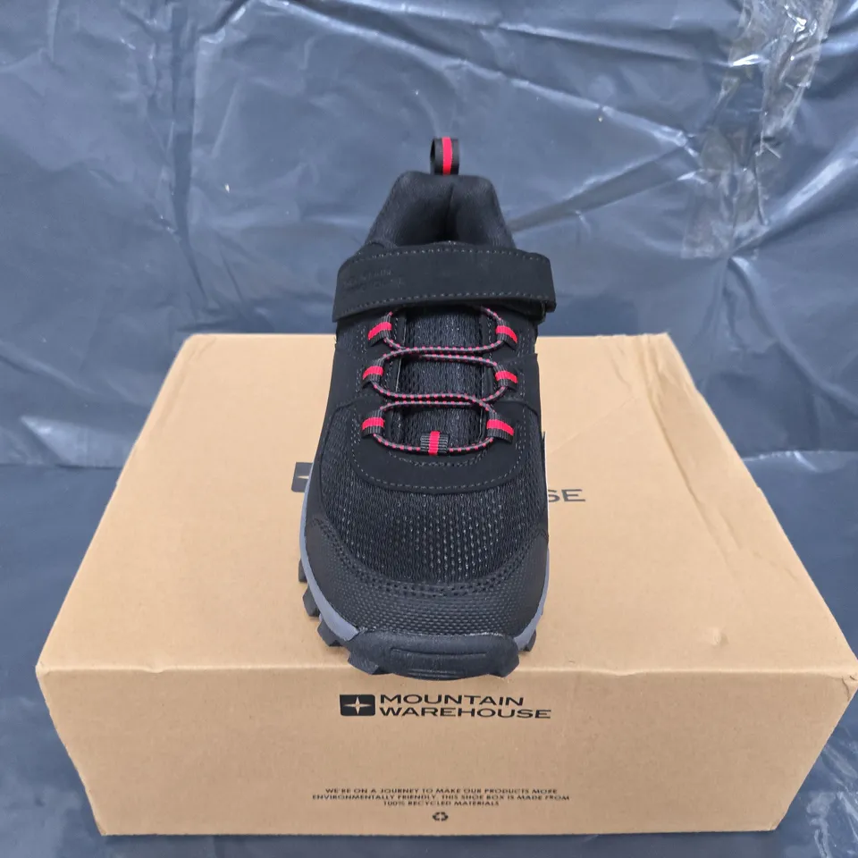 BOXED PAIR OF MOUNTAIN WAREHOUSE MCLEOD KIDS OUTDOOR WALKING SHOE IN BLACK - UK 5