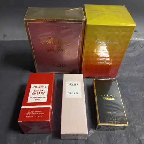 BOX OF APPROXIMATELY 5 ASSORTED SEALED FRAGRANCES TO INCLUDE - PEPE JEANS COCKTAIL EDITION - ORIFLAME ECLAT FEMME - DIGNIFE SNOW CHERRY - ETC