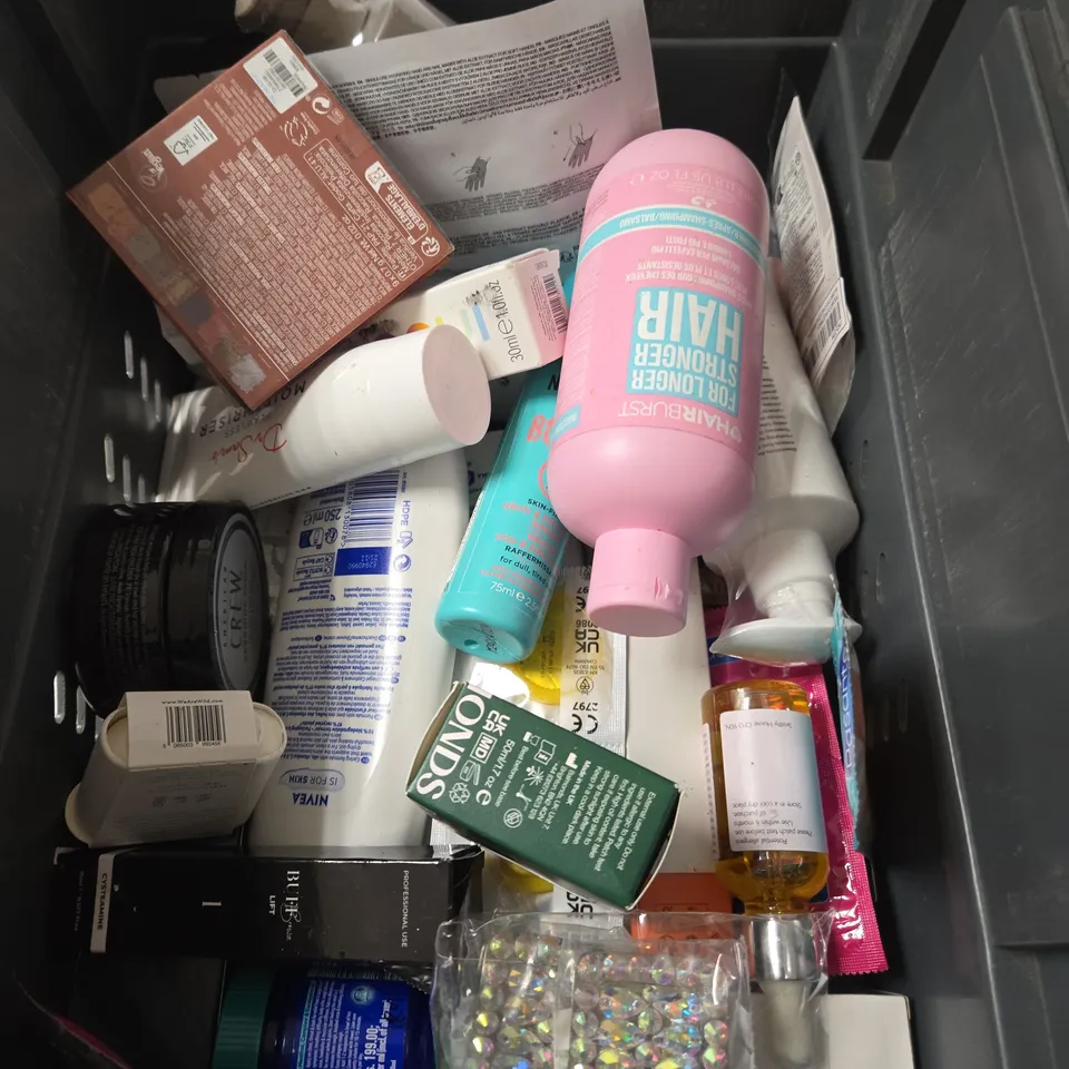 APPROXIMATELY 15 ASSORTED HEALTH & BEAUTY PRODUCTS TO INCLUDE SEA SALT SPRAY, HAIR REMOVAL CREAM, ORAL B TOOTHPASTE ETC