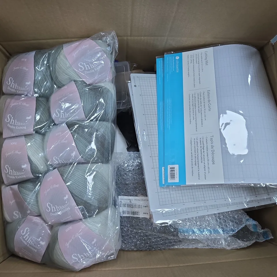 APPROXIMATELY 15 ASSORTED HOUSEHOLD PRODUCTS TO INCLUDE CUTTING MAT, SHH DOUBLE KNITTING, XL SHOWER PROTECTION POUCH, ETC - COLLECTION ONLY