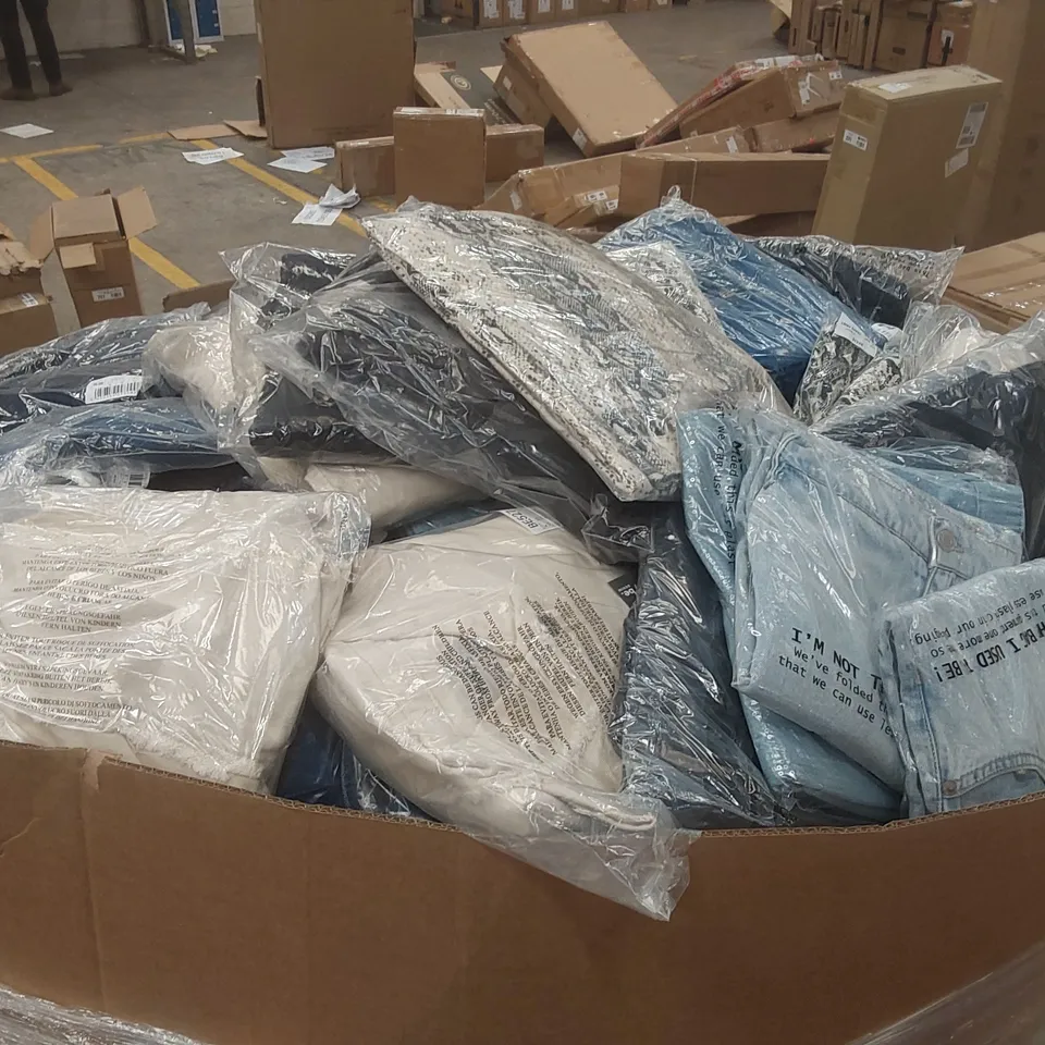 PALLET CONTAINING APPROXIMATELY 490x BRAND NEW ASSORTED DESIGNER CLOTHING ITEMS