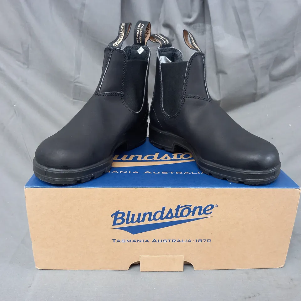 BOXED PAIR OF BLUNDSTONE ELASTIC SIDED BOOTS IN BLACK UK SIZE 4