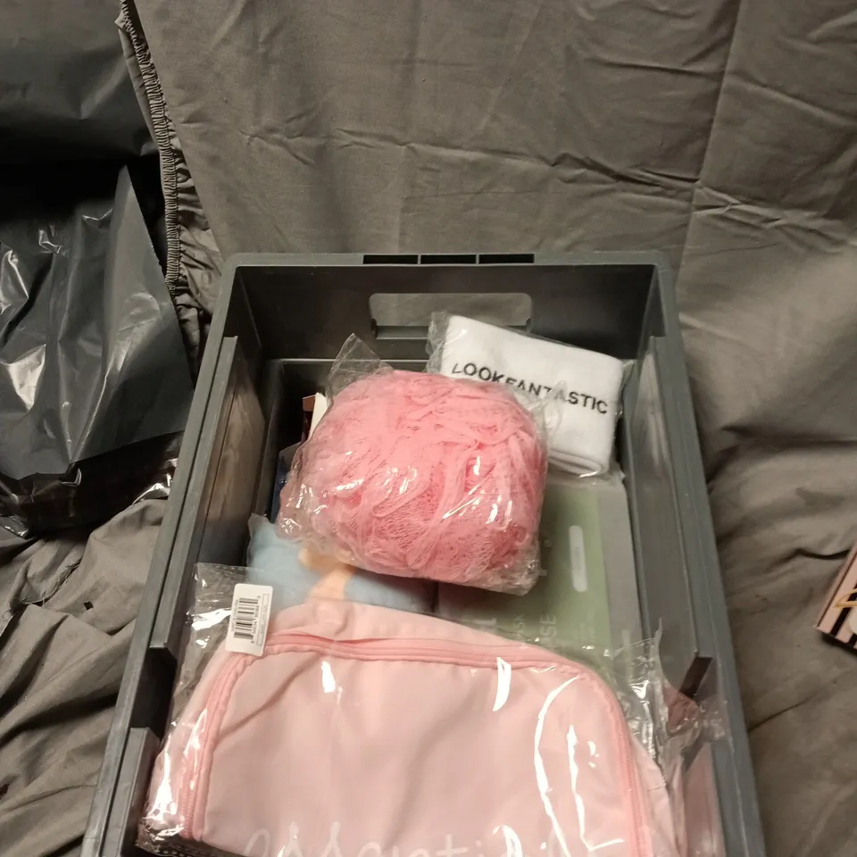 APPROXIMATELY 15 ASSORTED HEALTH AND BEAUTY ITEMS INCLUDING BUMPITS LEAVE IN INSERTS, TOOTHBRUSH DEEP CLEAN AND NAIL POLISHER GRINDER