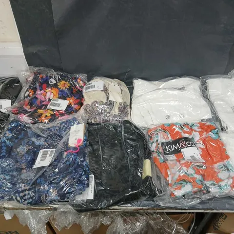 BOX OF APPROXIMATELY 15 ASSORTED CLOTHING ITEMS IN VARIOUS STYLES, COLOURS AND SIZES 