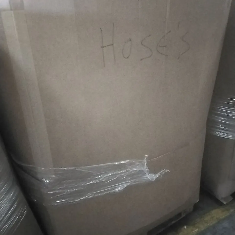 A PALLET CONTAINING A LARGE QUANTITY OF GARDEN HOSES ETC