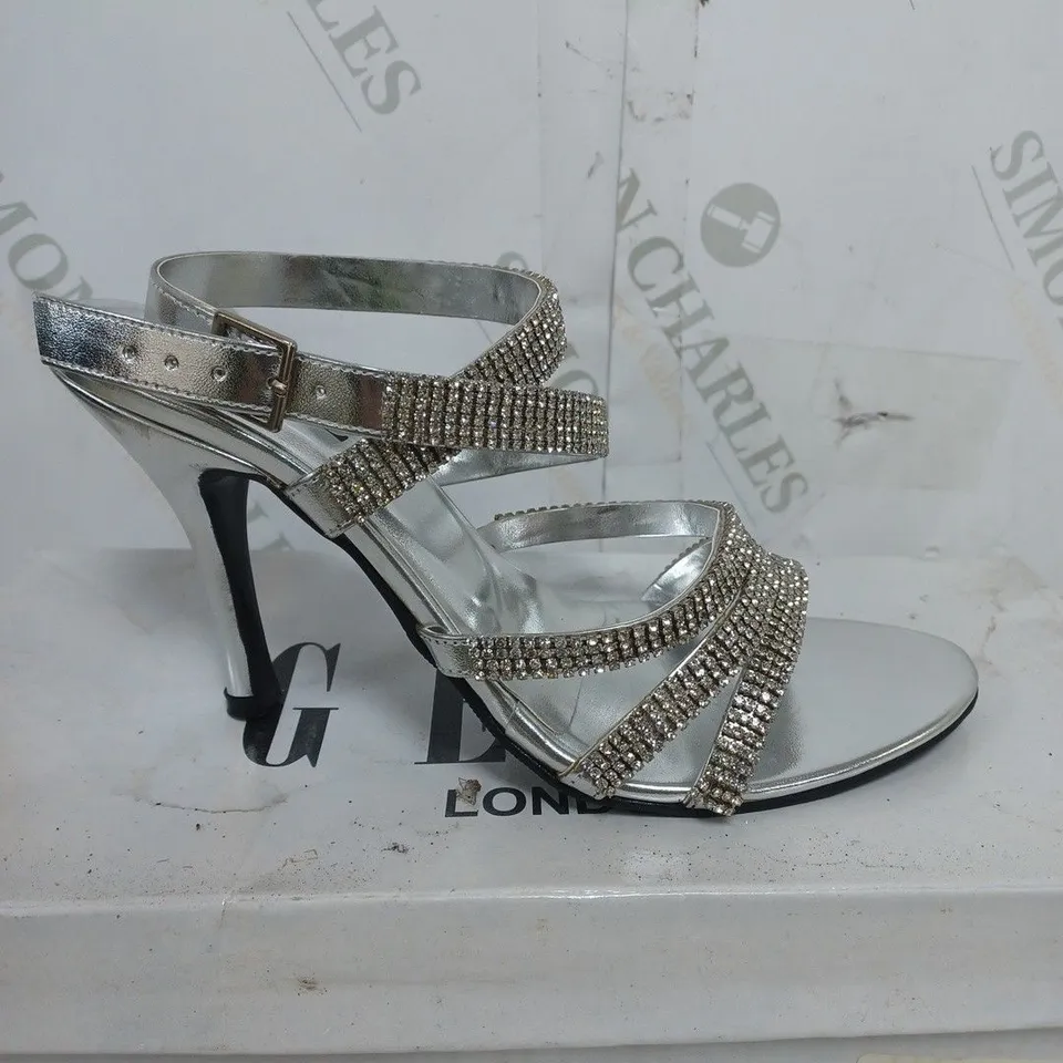 BOX OF APPROXIMATELY 10 PAIRS OF SHOES TO INCLUDE GEM HEELS, RED LOW HEELS, BLUE HIGH HEELS ETC