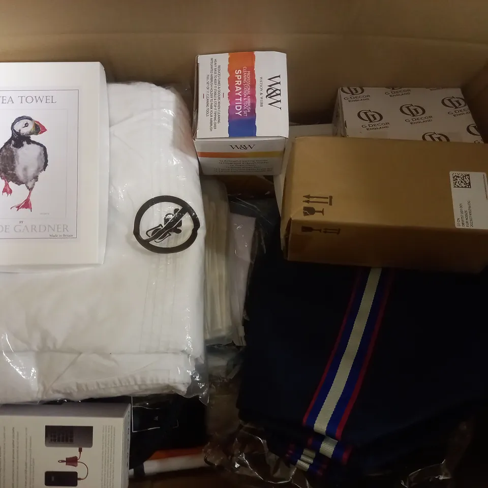 BOX OF APPROXIMATELY 20 ASSORTED ITEMS TO INCLUDE - SINGLE WHITE DUVET SET - W&W SPRAYTIDY - NATIVE UNION TAG CABLE ECT