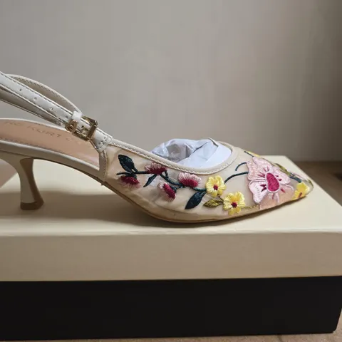 BOXED PAIR OF KURT GEIGER ARIA LOW2 WHITE/COMB FABRIC COURTS β UK 5