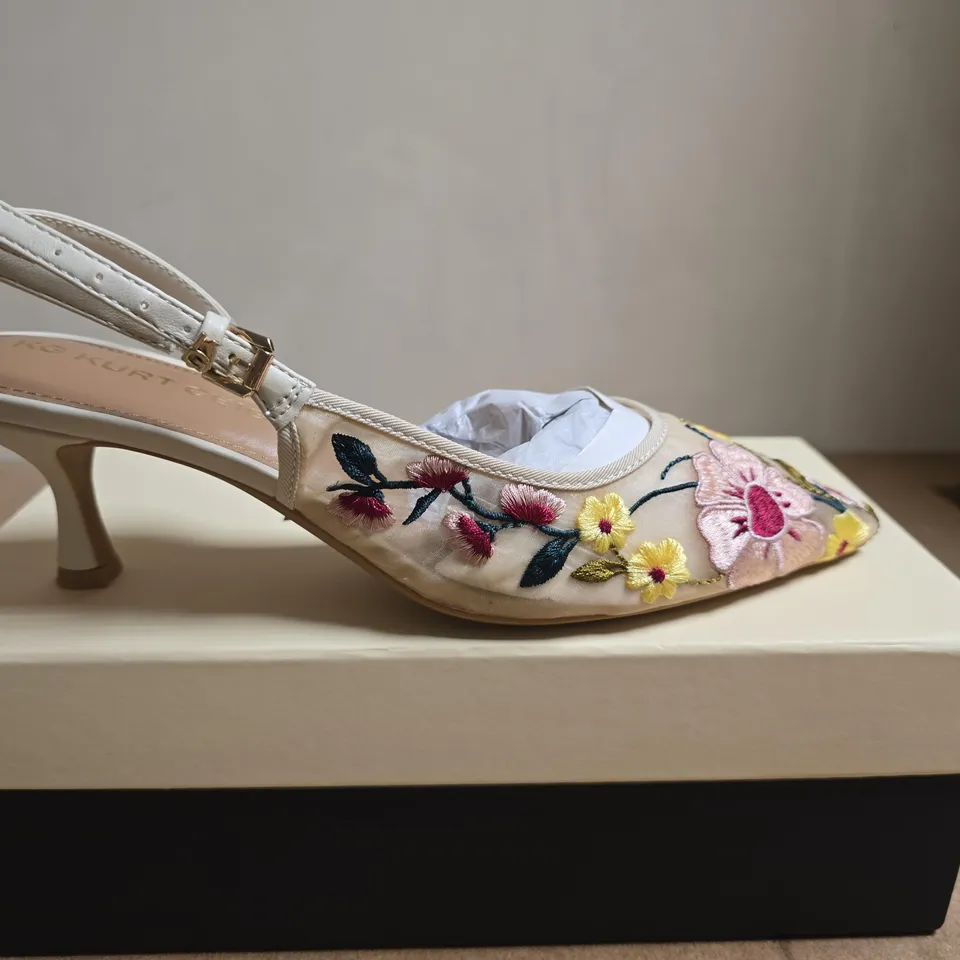 BOXED PAIR OF KURT GEIGER ARIA LOW2 WHITE/COMB FABRIC COURTS – UK 5