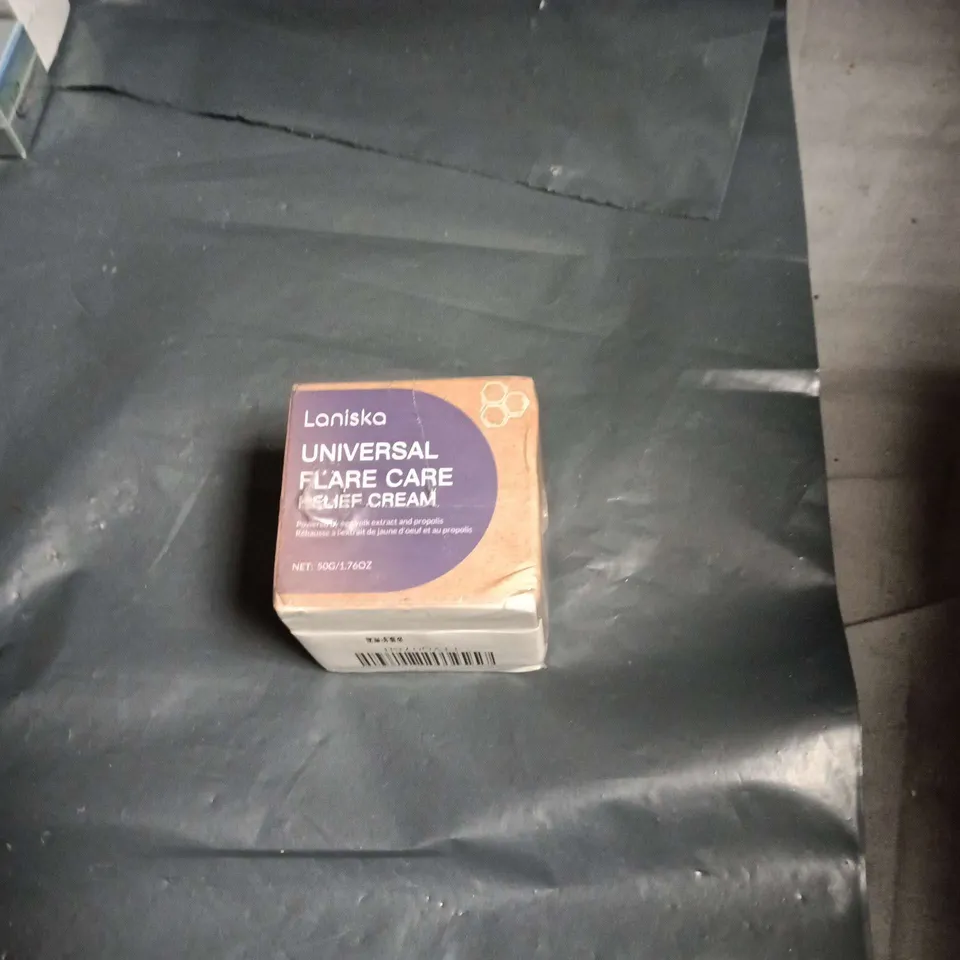 APPROXIMATELY 25 ASSORTED HEALTH AND BEAUTY ITEMS INCLUDING ZAYTOUN OLIVE OIL SOAP , TEMPORARY EYE TIGHTENER AND UNIVERSAL RELIEF CREAM 