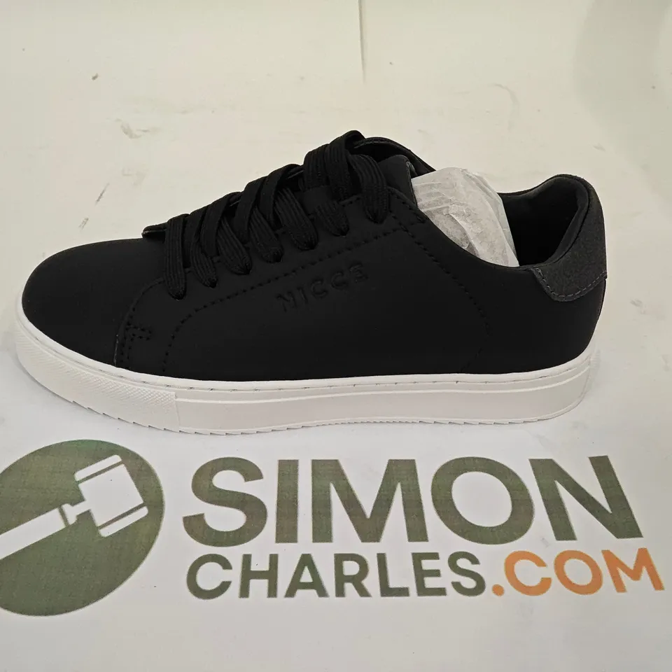 PAIR OF NICCE KIDS TRAINER IN BLACK/WHITE - UK 2