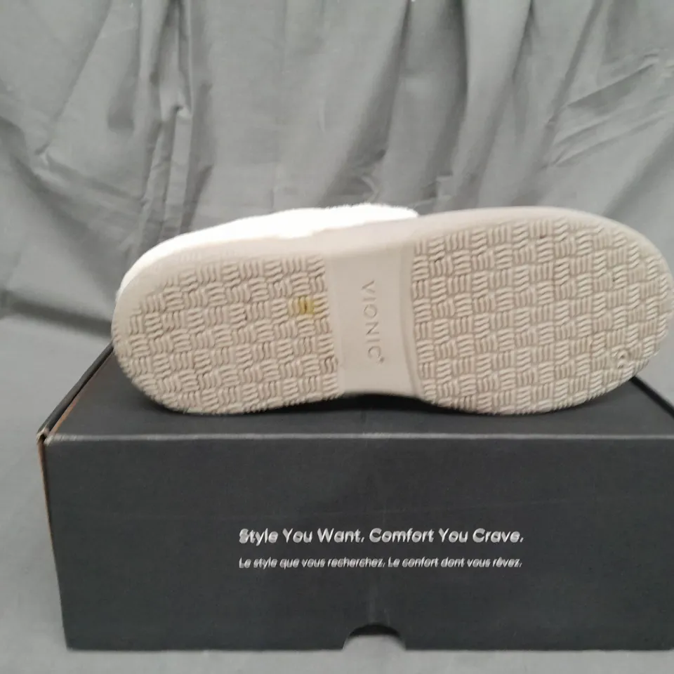BOXED PAIR OF VIONIC PERRIN SLIPPERS IN CHARCOAL SIZE 8