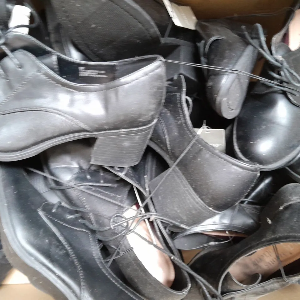 BOX OF APPROXIMATELY 15 ASSORTED PAIRS OF SHOES AND FOOTWEAR ITEMS IN VARIOUS STYLES AND SIZES TO INCLUDE BULLION, OCCASIONS, ETC