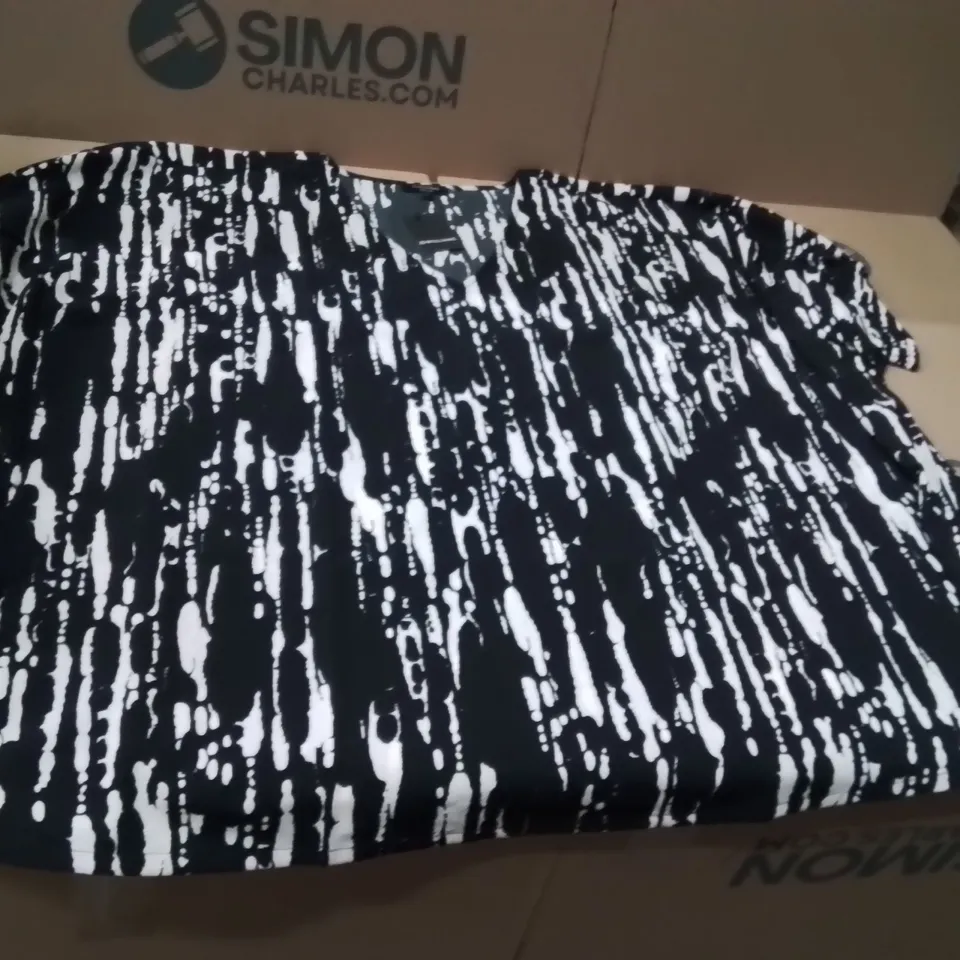 BOXED BRAND NEW APPROXIMATELY 22 JD WILLIAMS OVERSIZED BLOUSE MONO PRINT SIZE 18