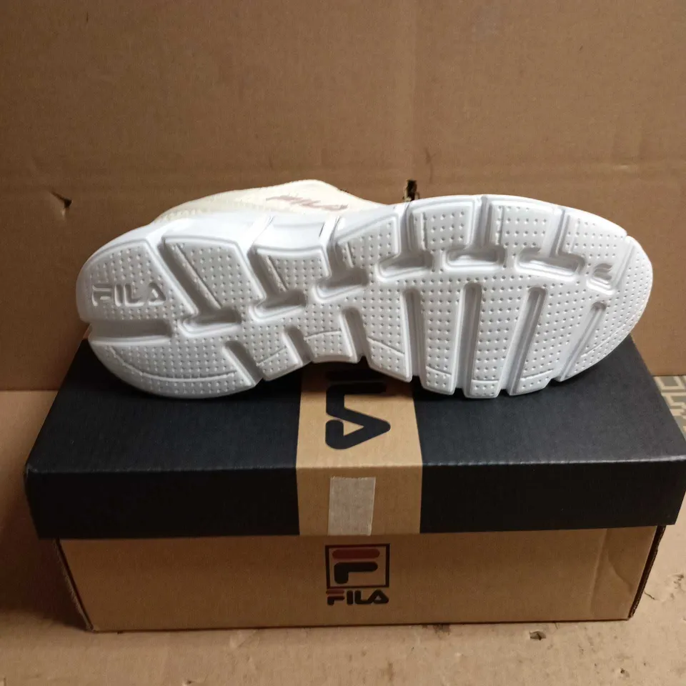 BOXED PAIR OF FILA FLASH ATTACK WOMEN'S TRAINERS – WHITE – 5
