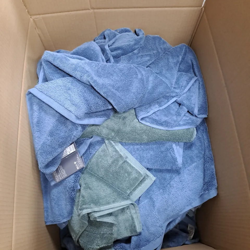 APPROXIMATELY 20 ASSORTED BATH SHEETS, HAND TOWELS AND FACE CLOTHS. GREEN, BLUE AND GREY.