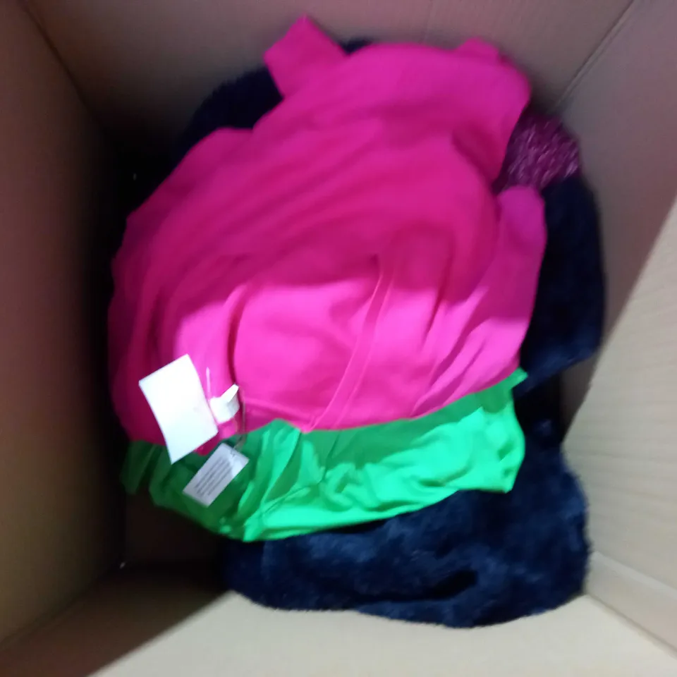 BOX OF ASSORTED CLOTHING TO INCLUDE - JUMPER / PJS AND DRESSING GOWN 