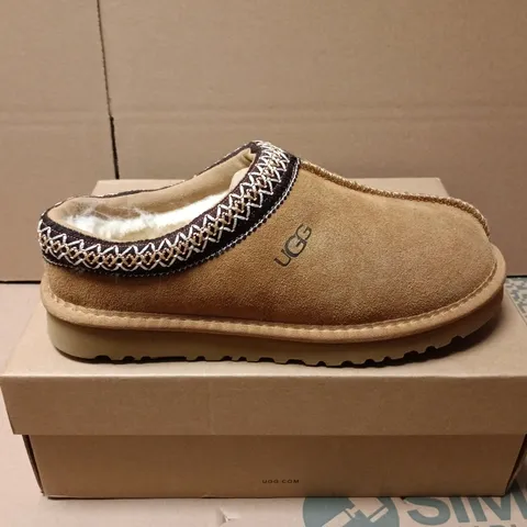 BOXED PAIR OF UGG WOMENS DAKOTA IN BROWN - UK 6