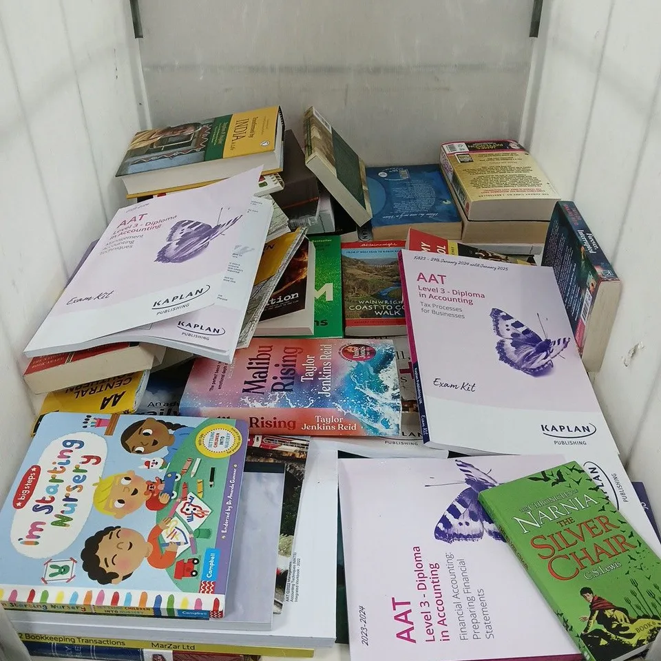LARGE QUANTITY OF ASSORTED BOOKS FROM VARIOUS AUTHORS & GENRES TO INCLUDE WORKS FROM SCOTT MURRAY, MICHEAL MURPUGO, MEAGAN SPOONER, ETC - COLLECTION ONLY