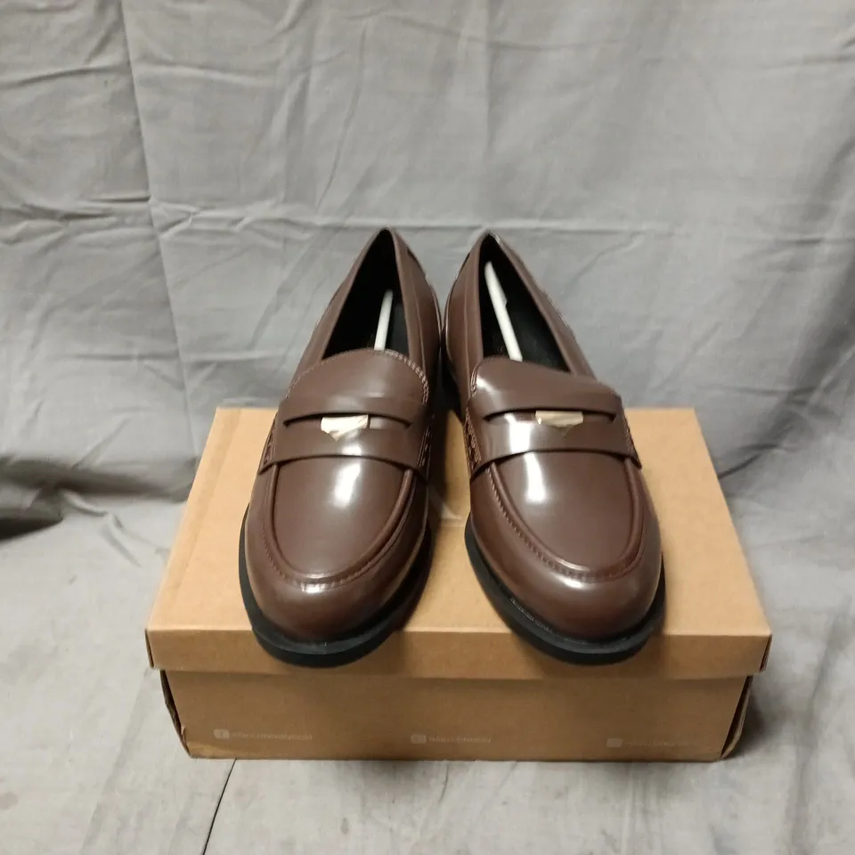 BOXED PAIR OF RAID LONDON WIDE FIT NONNIE PENNY LOAFERS IN BROWN - UK 7