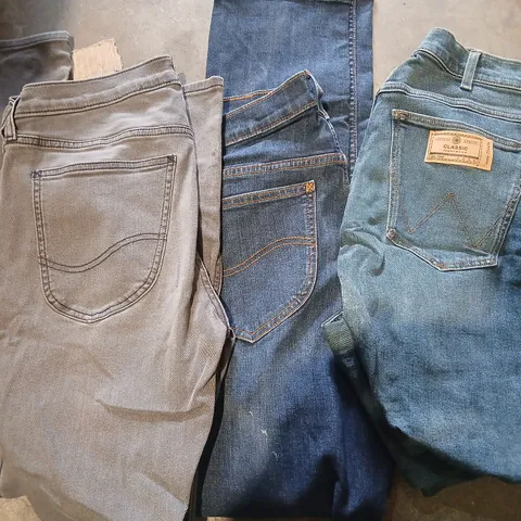 PALLET OF APPROXIMATELY 600 PAIRS OF ASSORTED JEANS 