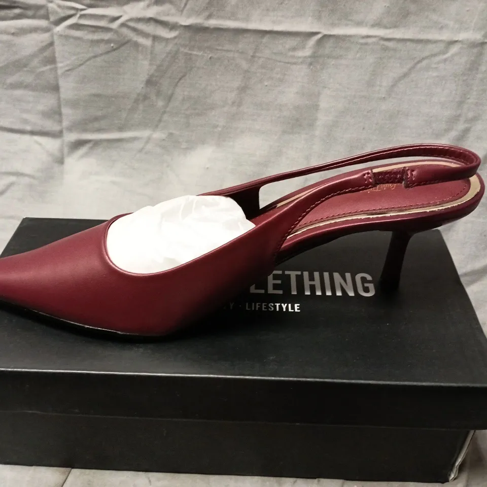 PRETTYLITTLETHING BURGUNDY SLINGBACK MID-HEELED COURT SHOES – UK 7
