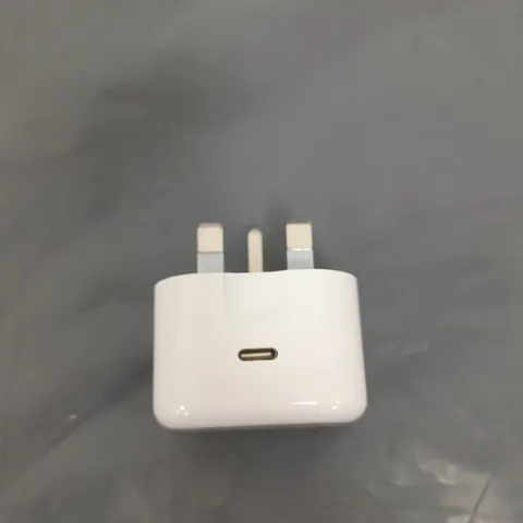 APPROXIMATELY 200 BM USB C CHARGER PLUGS