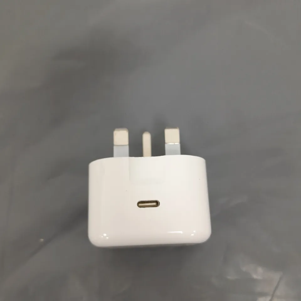 APPROXIMATELY 200 BM USB C CHARGER PLUGS