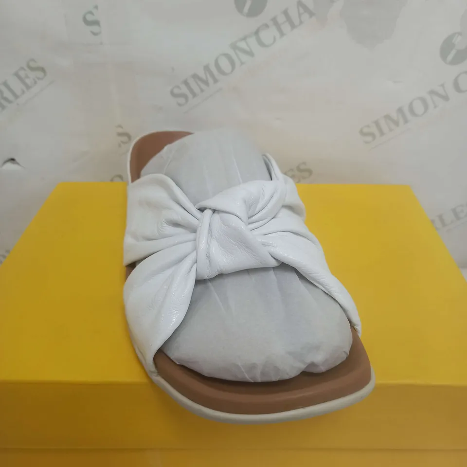 BOXED PAIR OF STRIVE SICILY ALIDER SANDALS IN WHITE SIZE 9