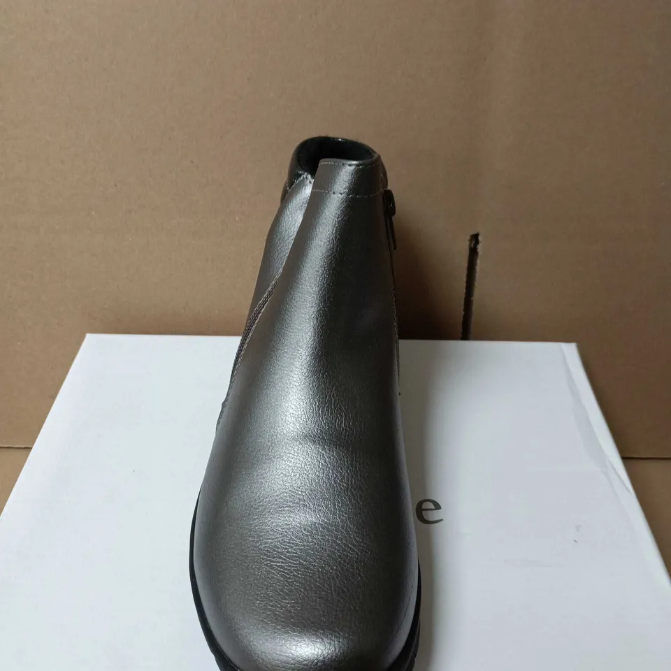 BOXED PAIR OF GREY METALLIC ANKLE BOOTS WITH SIDE ZIP - SIZE 5