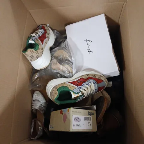 LARGE BOX OF APPROX 10 ASSORTED SHOES IN VARIOUS COLOURS, STYLES AND SIZES