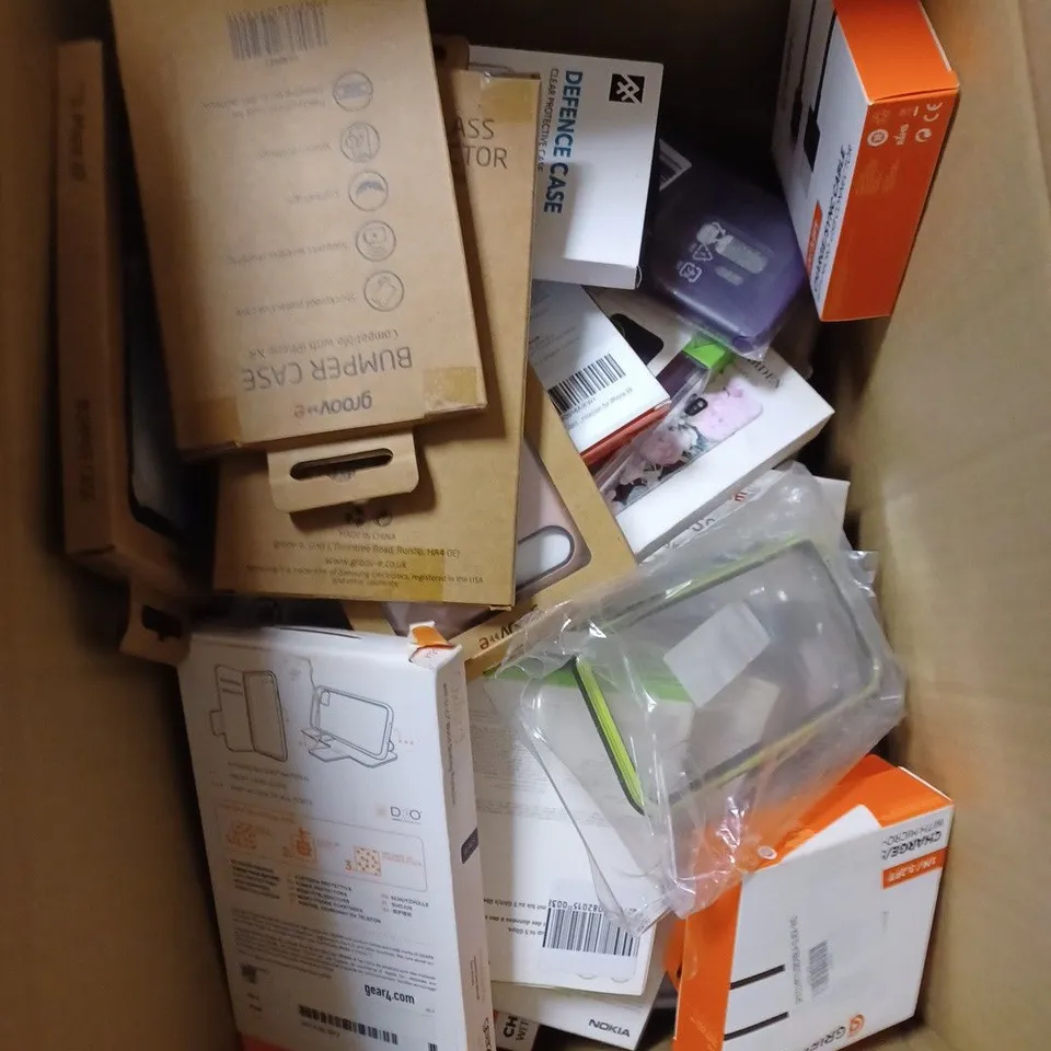 APPROXIMATELY 30 ASSORTED SMARTPHONE ACCESSORIES TO INCLUDE CASES, CHARGERS, SCREEN PROTECTORS ETC 