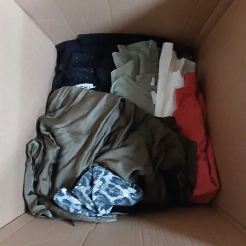 APPROXIMATELY 15 ASSORTED CLOTHING ITEMS IN VARIOUS COLOURS, STYLES AND SIZES