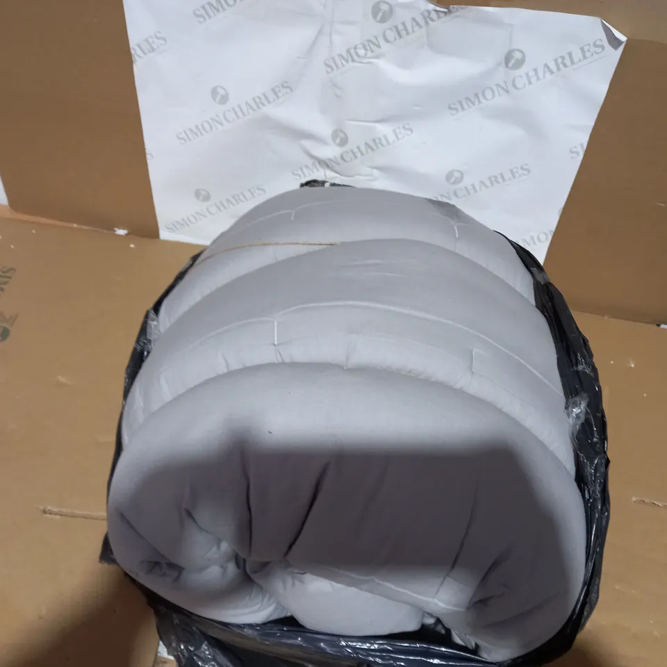 K BY KELLY HOPPEN TUFTED BEDSPREAD AND SHAMS SILVER/GREY KINGSIZE