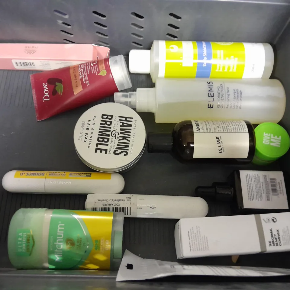 LOT OF ASSORTED HEALTH AND BEAUTY ITEMS TO INCLUDE VERAVE HYDRATING CLEANSER, DOVE BODY WASH AND GRUUM FACE WASH