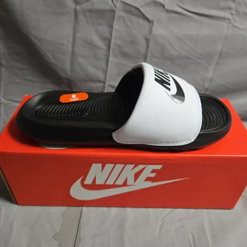BOXED NIKE VICTORI ONE SLIDERS - UK SIZE 7