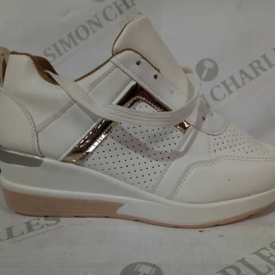 PAIR OF DESIGNER TRAINERS IN CREAM EU SIZE 37